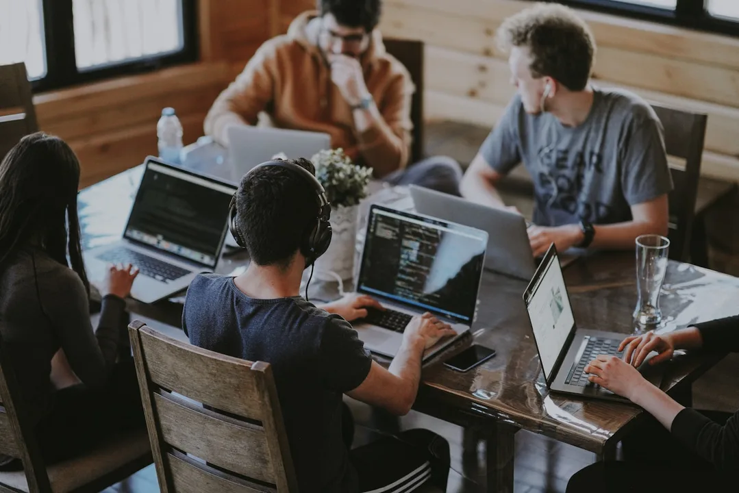 Membres du bureau associatif réunis en séance de travail statutaire